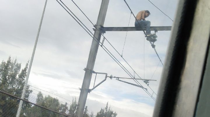 Línea A del Metro CDMX: sujeto entra a las vías, escala un poste y paraliza el servicio