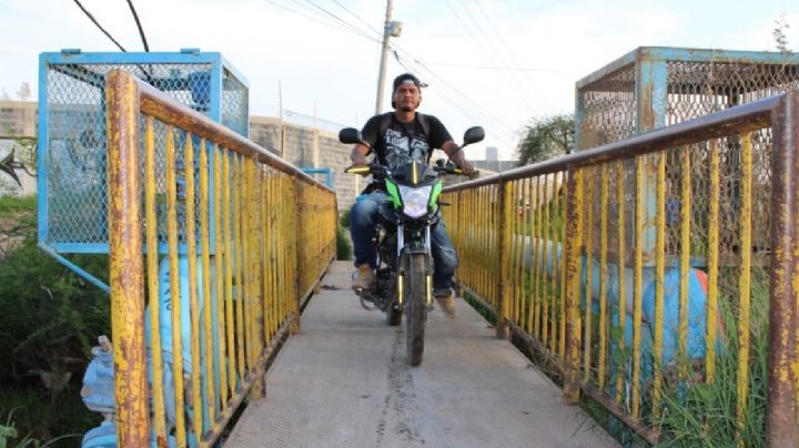 Urge un puente vehicular: motociclistas usan un paso peatonal para cruzar el río y entrar a Alfaro