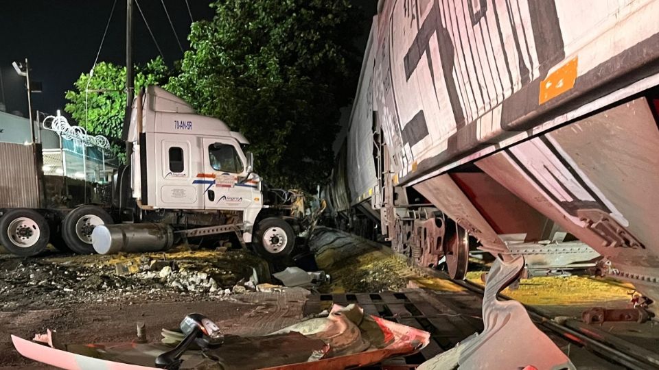 Tráiler arrastrado por tren en Veracruz: un lesionado, caos vial y derrame de diésel