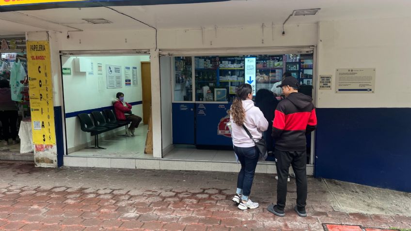 Afiliados al IMSS e ISSSTE sin medicinas ni citas, recurren a médicos privados