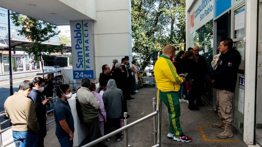 Afiliados al IMSS e ISSSTE sin medicinas ni citas, recurren a médicos privados
