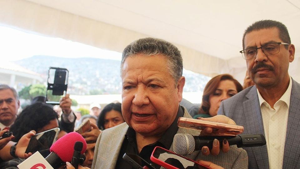 El gobernador indicó que un alcalde transfirió el dinero a una empresa fantasma el mismo día que lo recibió