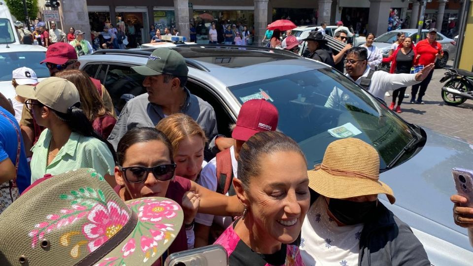 En azoteas de edificios aledaños, ya se encuentran apostados y vigilantes, francotiradores del Ejército Mexicano para cuidar a la presidenta