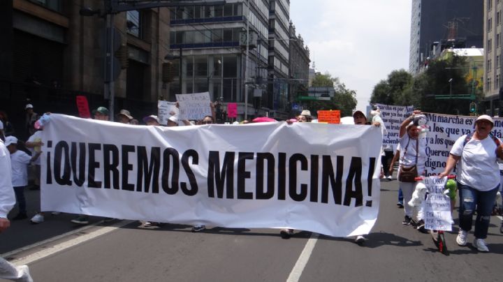 Pacientes y familiares marchan por falta de medicamentos en hospitales mexicanos