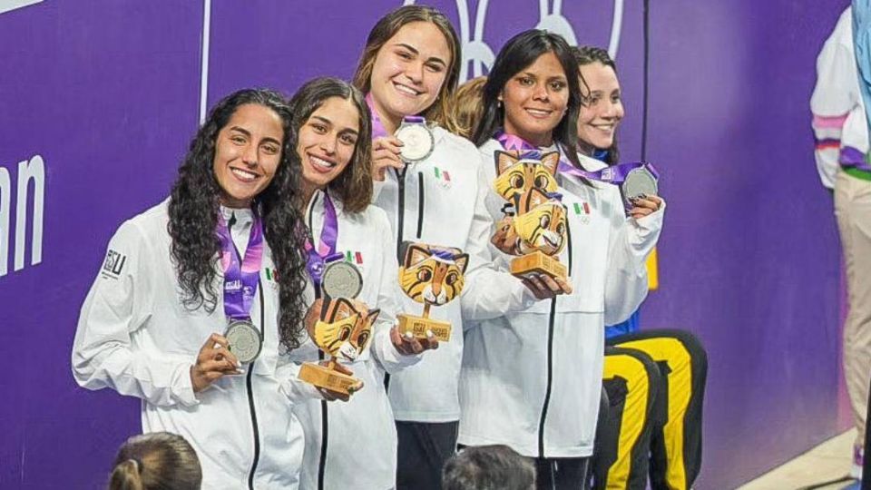 El equipo mexicano de natación femenil relevo 4 X 100 estilo libre, consiguió la primera medalla en este deporte para el país.