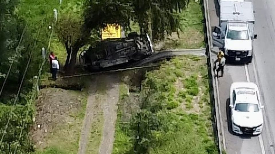 Una camioneta volcó sobre la autopista a la altura del kilómetro 69 con dirección a Querétaro, en el municipio hidalguense Tepeji