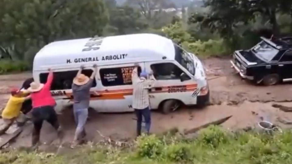 Por las intensas lluvias el camino a San Miguel Cerezo quedó hecho lodo; esto ocasionó una combi de la ruta Hospital-Arbolito se quedara atascada