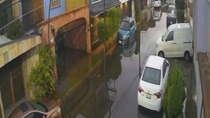 Lluvias inundan calles en el Estado de México; vecinos pagan hasta 5,500 pesos por desazolve