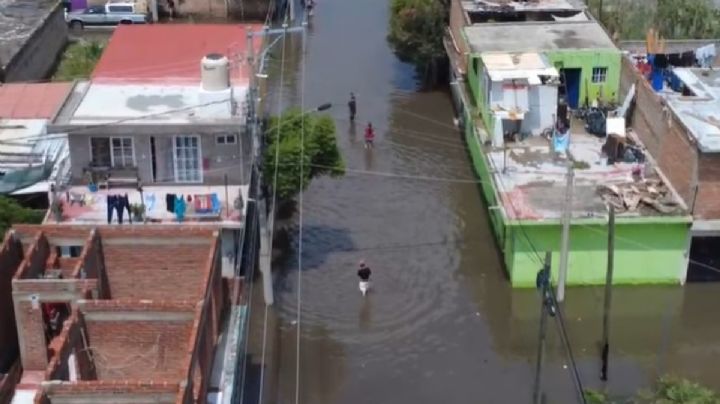 Lluvia en la madrugada desborda canal e inunda colonia Cuauthémoc en Celaya | 6 VIDEOS