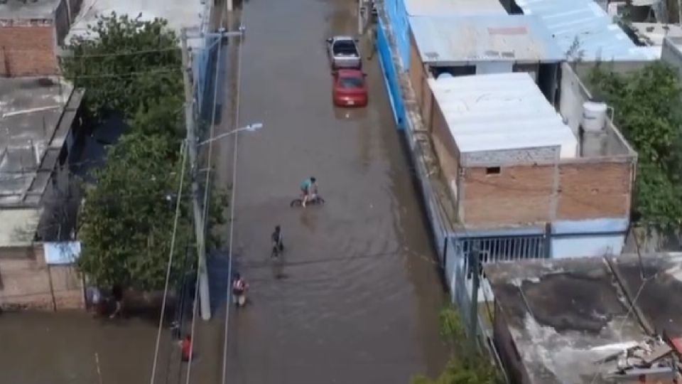 Inundación ayer en la colonia Cuauhtémoc de Celaya, al desbordarse y un arroyo por las lluvias.