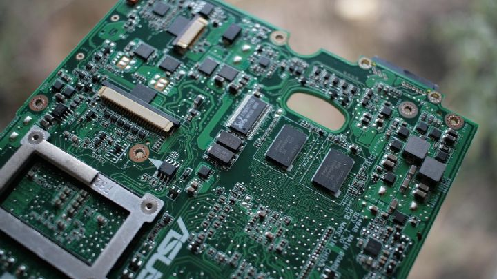 EU instala rastreadores en chips de IA para evitar que lleguen a China