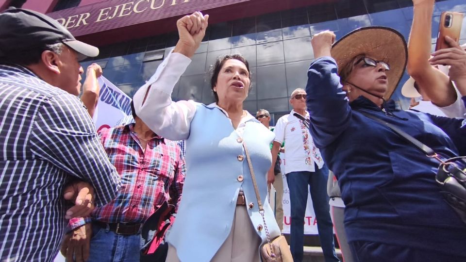 Los adultos mayores protestaron de forma pacífica afuera del Palacio de Gobierno de Hidalgo