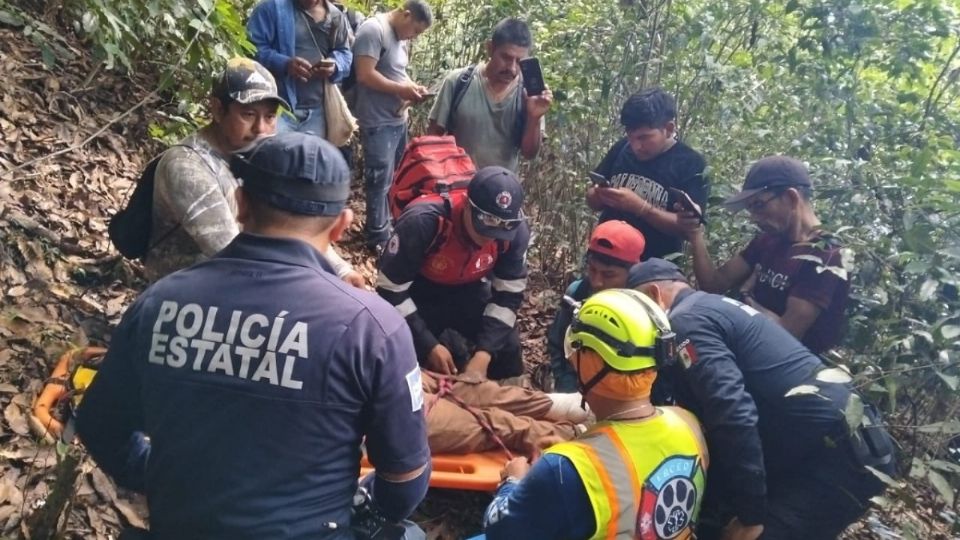 Camino por más de 30 horas desde Chapulhuacan hasta Zimapan, hasta quedar deshidratado en un paraje