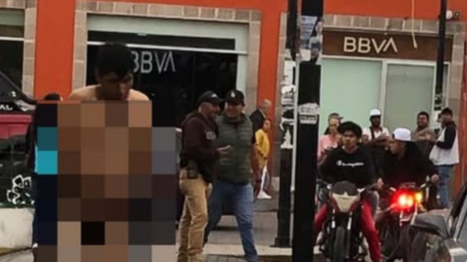 Vecinos desnudaron y amarraron a un poste a 2 presuntos ladrones