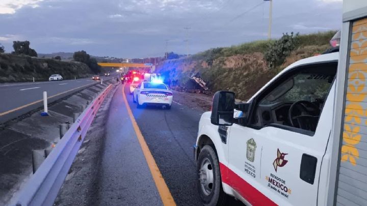 México-Tulancingo: camión suelta troncos y causa que autobús vuelque; al menos 17 heridos