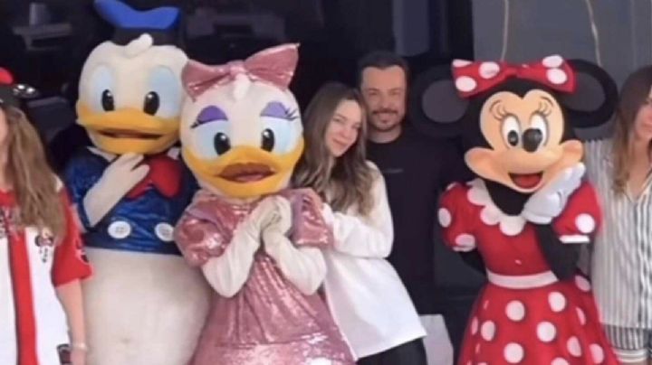Belinda es captada en Disneylandia festejando su cumpleaños junto a un político