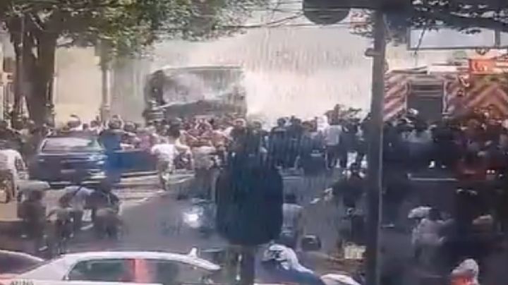 Video del camión de pasajeros que se incendió en el Centro de la Ciudad de México