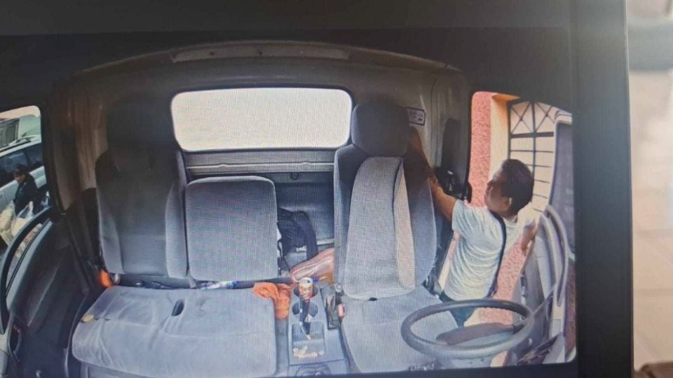 Mediante las redes sociales piden localizar al hombre que habría extraído algunos objetos del vehículo; esto sabemos