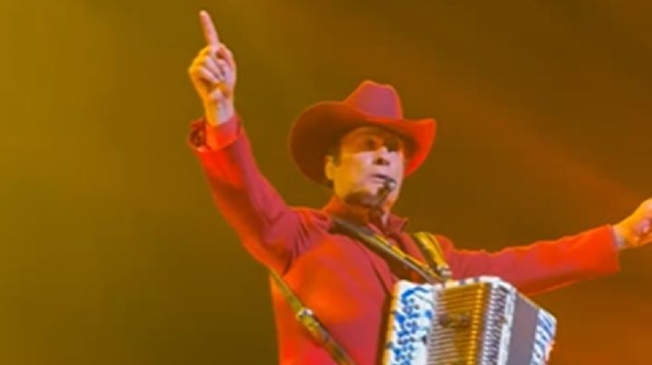 El cantante de Los Tigres del Norte sufre aparatosa caída durante presentación en vivo