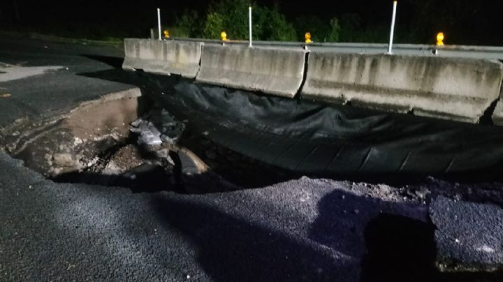 No es socavón: lluvias llenan cauce de río y dañan carretera en Michoacán