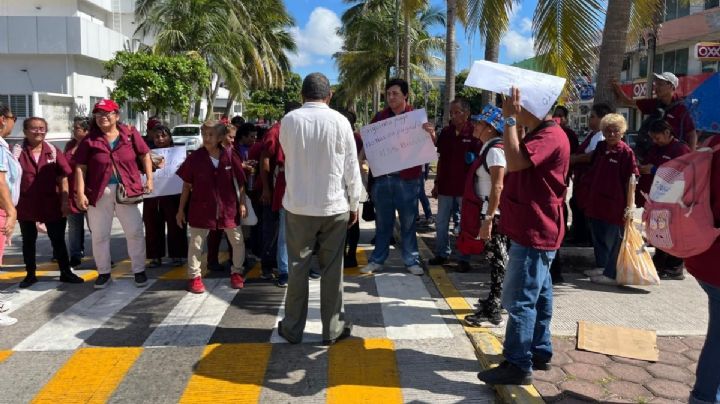 Segundo día de protesta de empleados de limpieza del IMSS Bienestar en hospital Regional de Veracruz