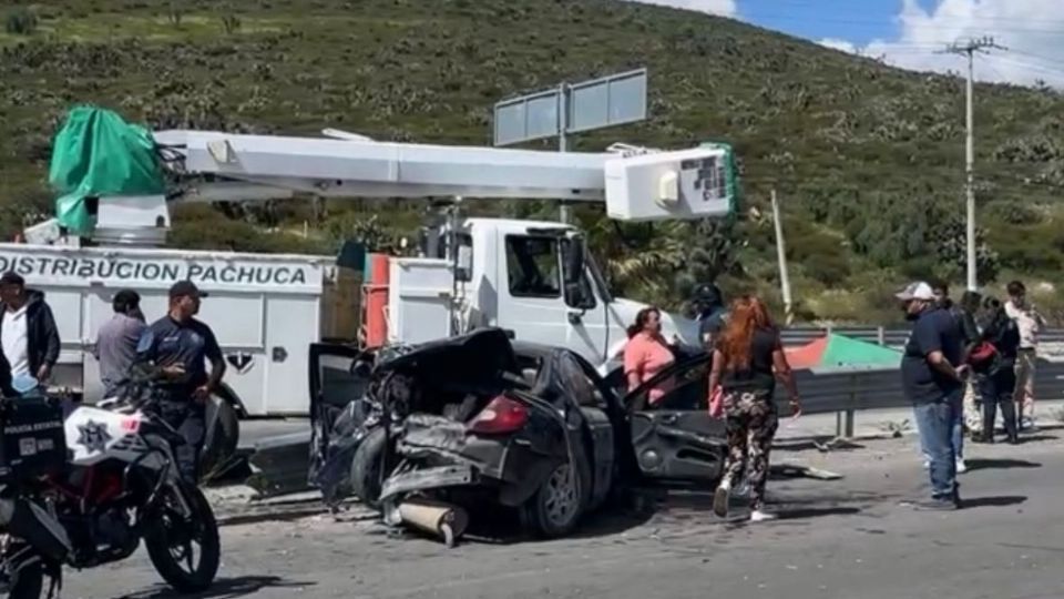Una mujer quedó prensada al interior de su vehículo, cuerpos de emergencia laboraron para el rescate
