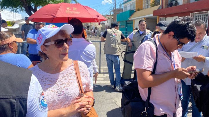 Diputados y prensa esperan bajo el sol a Claudia Sheinbaum