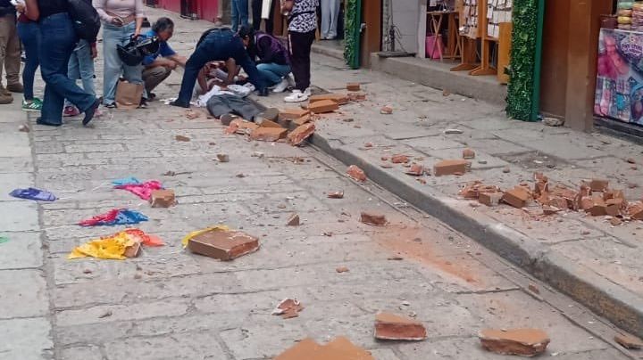Joven lesionado tras sismo en Oaxaca: marquesina se desploma en el centro de la ciudad