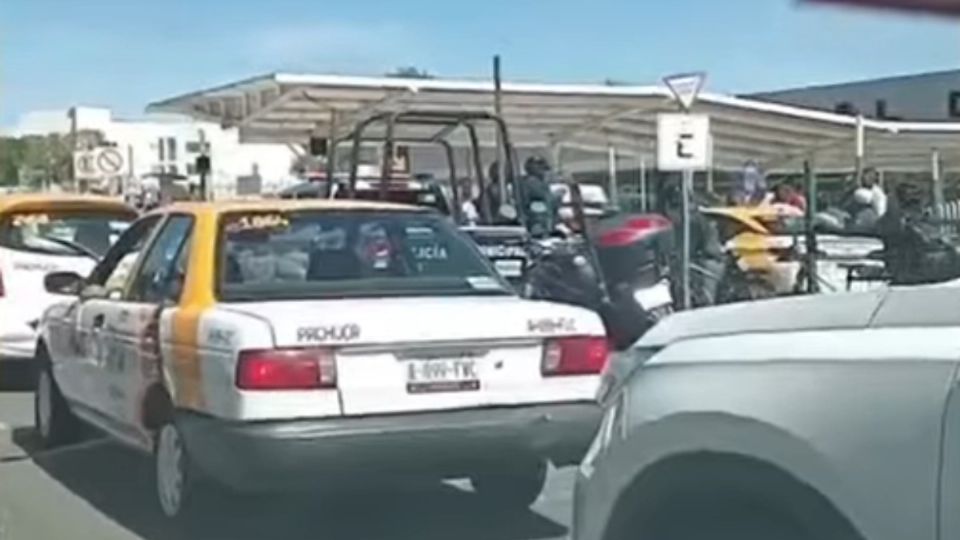 Circula en redes sociales un video donde denuncian una presunta riña entre taxistas afuera de la Central de Abastos