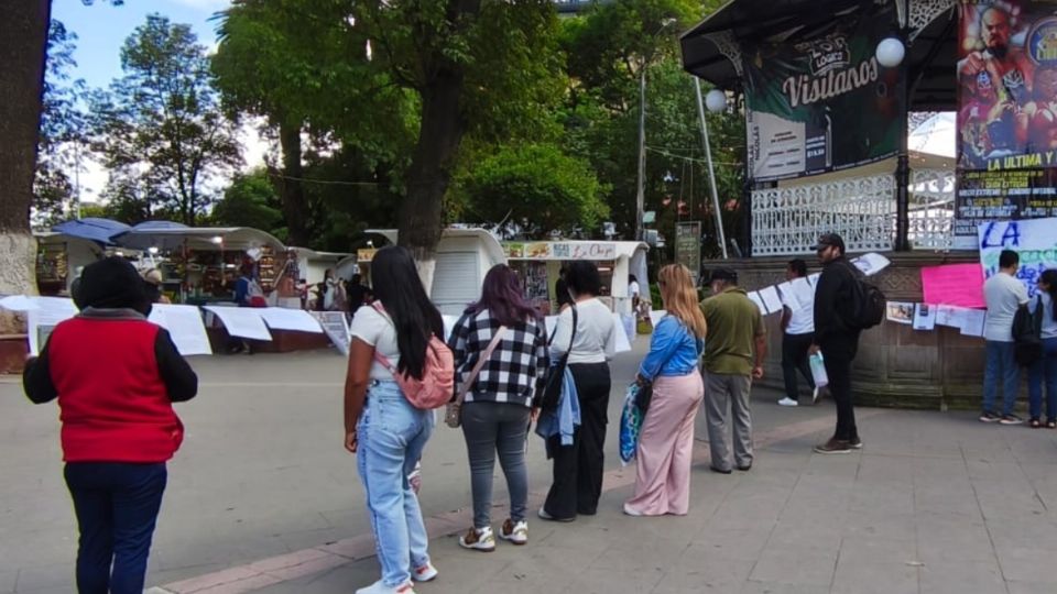 Este sábado la comunidad estudiantil de la Universidad Politécnica de Tulancingo colocó un tendedero en el kiosko del Jardín La Floresta