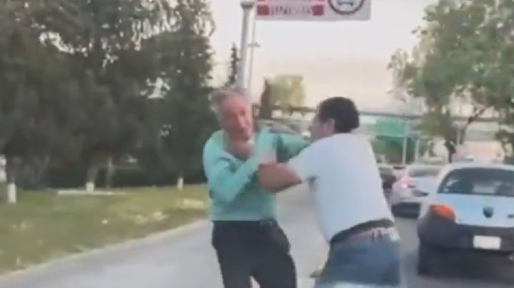 Automovilistas se agarran a golpes a mitad del bulevar Felipe Ángeles de Pachuca I VIDEO