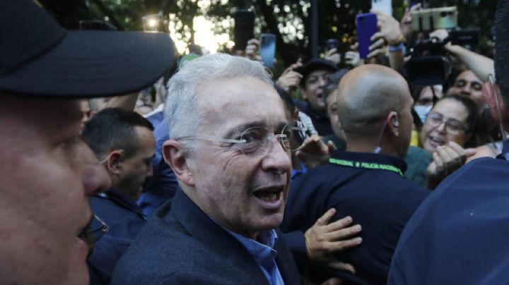Álvaro Uribe queda en libertad y advierte que la oposición ganará en 2026 en Colombia