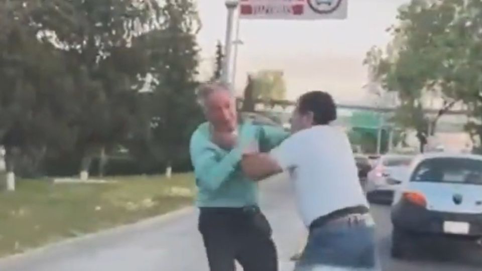Automovilistas se agarran a golpes en medio de la México-Pachuca, sobre el bulevar Felipe Ángeles en la capital hidalguense; esto sabemos