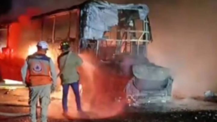 Auto choca con autobús y provoca incendio, muere una persona, en Pénjamo