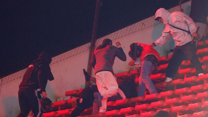 Escala a nivel político violencia de barras bravas en Argentina; Boric culpa a Conmebol