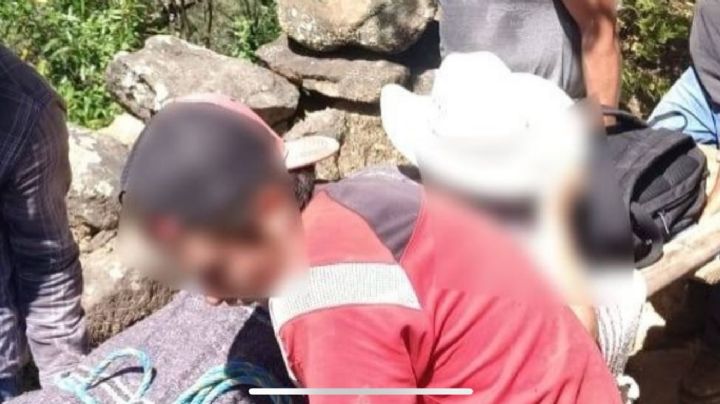 Con palos y cobijas hombres hacen camilla y rescatan a mujer en Xichú