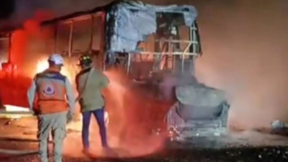El auto chocó por alcance al autobús y se incendiaron los dos vehículos.
