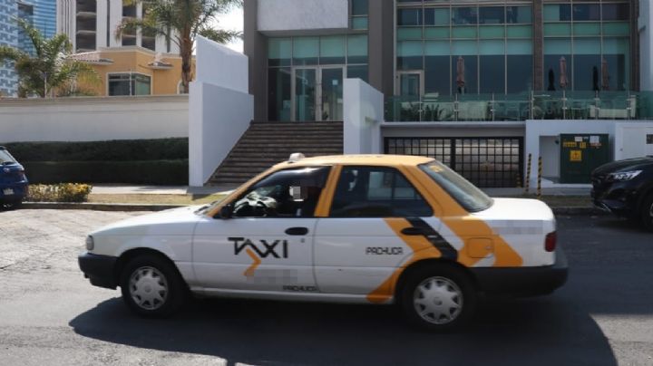 ¿Taxi pirata? Captan 2 unidades con el mismo número; levantan sospechas de usuarios