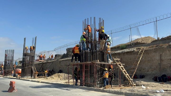 Accidente en viaducto de Tijuana: lanzadora de dovelas casi cae sobre trabajadores