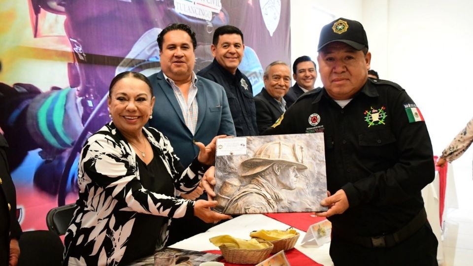La alcaldesa de Tulancingo dijo que mejorarán las condiciones laborales de los bomberos