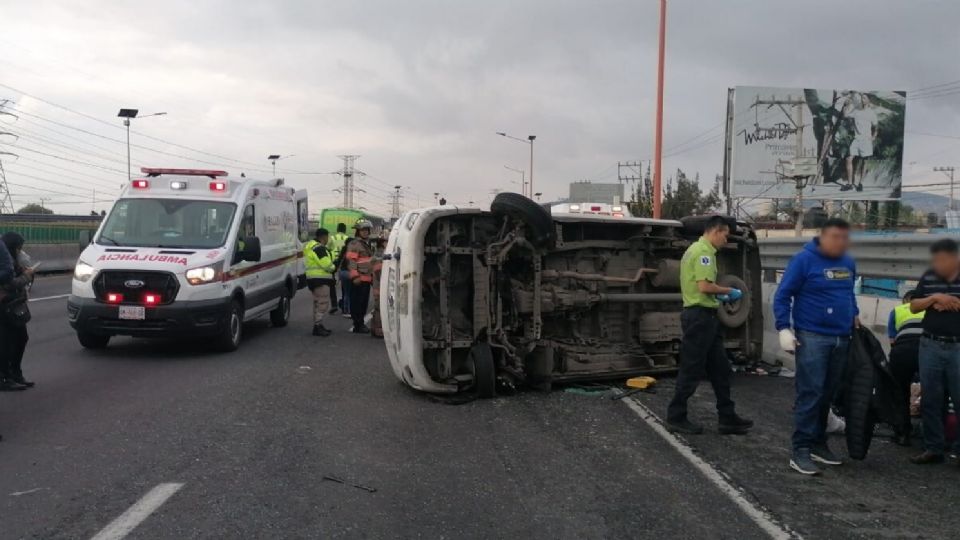 El acotamiento y al menos dos carriles de la México-Pachuca quedaron cerrados