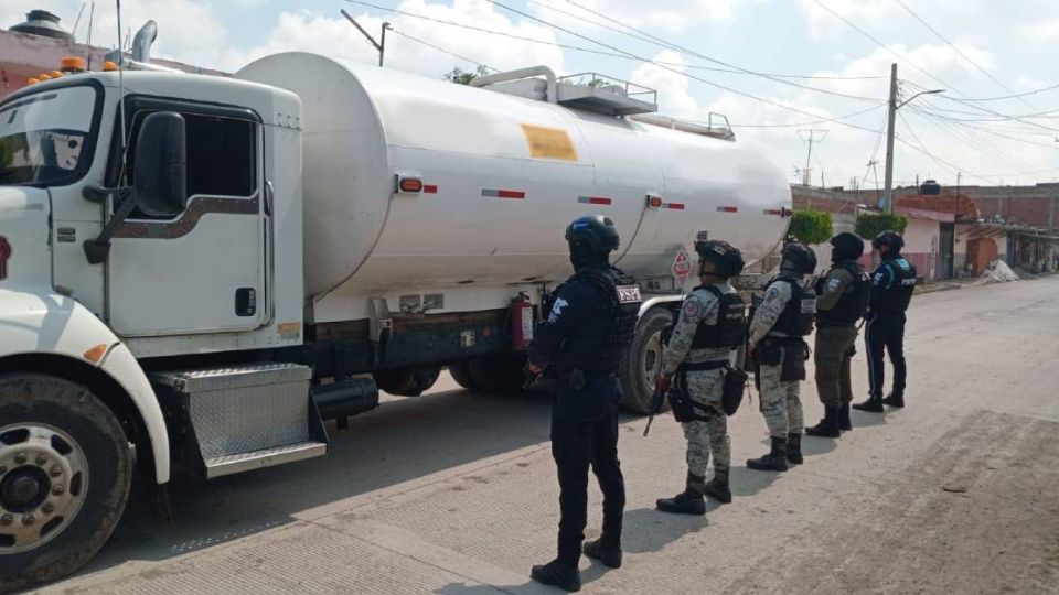 La pipa marca Kenworth, modelo 2018, fue localizada en la comunidad de San Salvador Torrecillas, en Villagrán, al parecer estaba abandonada.