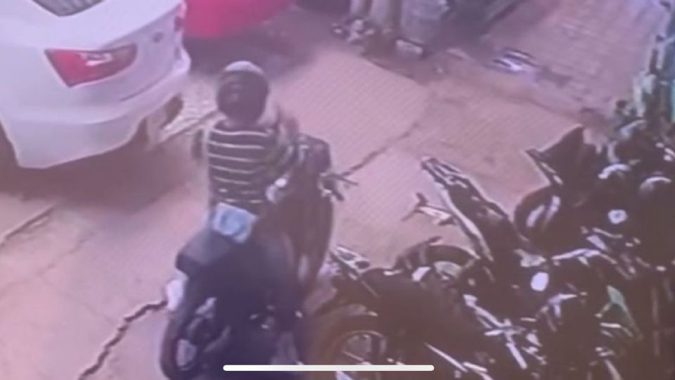 En pocos segundos un motociclista se robó el casco de otro en un estacionamiento