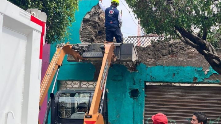 Se derrumba fachada de una casa en el centro de León