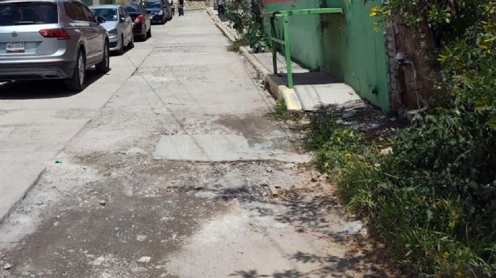 Así se las ingenian vecinos del Tezontle en Pachuca para tapar los baches