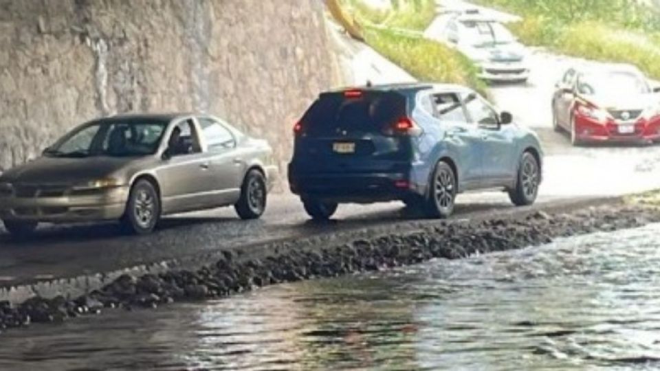 Este desnivel conecta a bulevar Aeropuerto, sirve como retorno tanto para ir en sentido León Silao y viceversa.