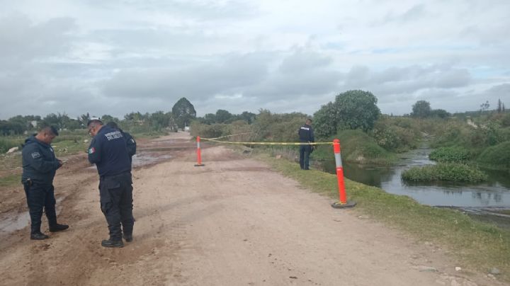 Hallan cuerpo de una mujer en canal de aguas negras