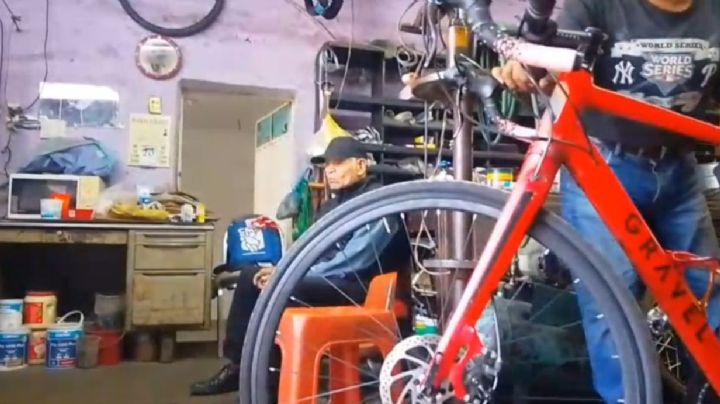 Taller "El Niño": la historia de un abuelo que lleva 50 años pedaleando sueños