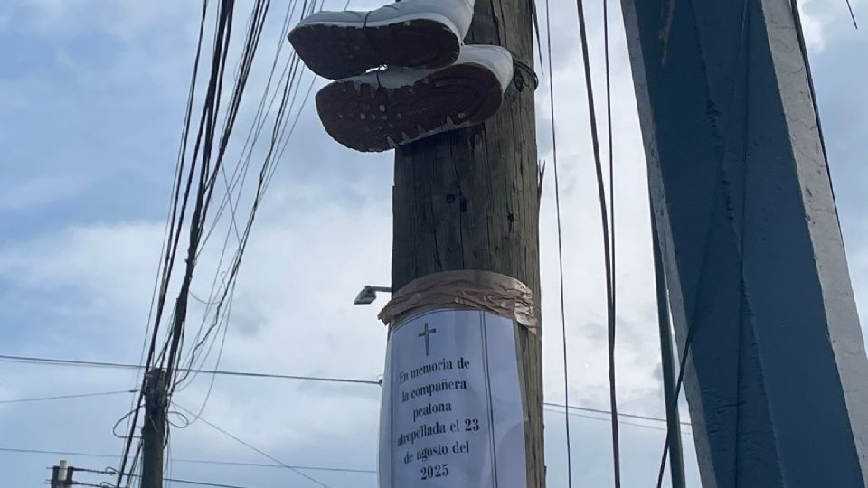 En la zona donde fue el accidente colgaron unos tenis blancos en su memoria