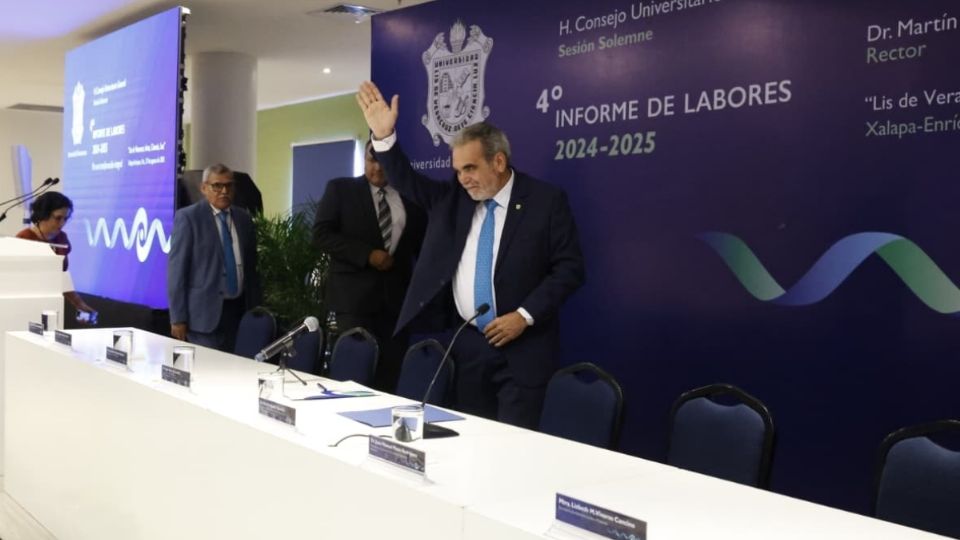 En informe de labores, entregan constancia de prórroga al rector Martín Aguilar en la Universidad Veracruzana